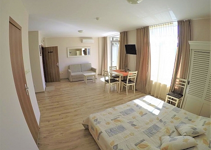 Большая студия с видом на бассейн в красивом комплексе. Фото 5