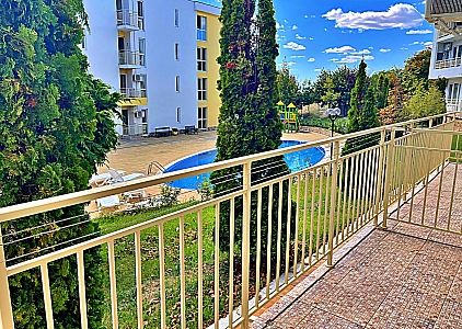 Просторная студия с видом на бассейн. Фото 3