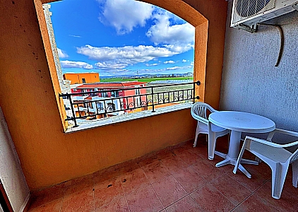 Studio in einem großen Komplex in erster Reihe. Foto 7