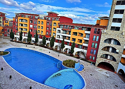 Studio in einem großen Komplex in erster Reihe. Foto 13