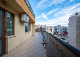 Geräumige Wohnung mit großem Balkon in einem Gebäude mit geringer Wartungsgebühr. Foto 10