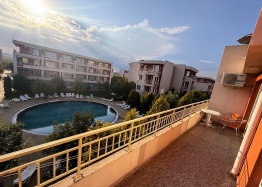 Two-room apartment with pool view in a large complex. Photo 17