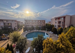 Two-room apartment with pool view in a large complex. Photo 8