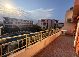 Two-room apartment with pool view in a large complex. Photo 18