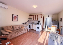 Two-room apartment with pool view in a large complex. Photo 13