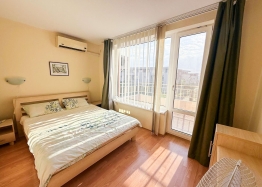 Two-room apartment with pool view in a large complex. Photo 4