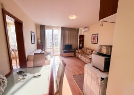Two-room apartment with pool view in a large complex. Photo 3
