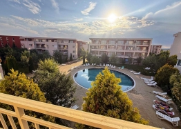 Two-room apartment with pool view in a large complex. Photo 7