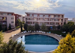 Two-room apartment with pool view in a large complex. Photo 1
