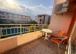 Two-room apartment with pool view in a large complex. Photo 9