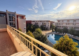 Two-room apartment with pool view in a large complex. Photo 15