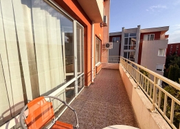Two-room apartment with pool view in a large complex. Photo 6