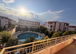Two-room apartment with pool view in a large complex. Photo 16
