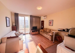 Two-room apartment with pool view in a large complex. Photo 2