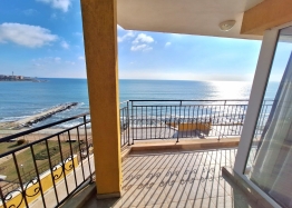 Трехкомнатная квартира с шикарным видом на море на первой линии. Фото 1