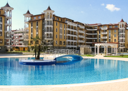 Dvoupokojový apartmán s výhledem na bazén v luxusním komplexu. Foto 1