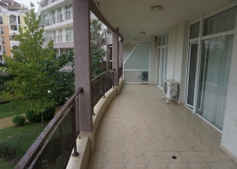 Квартира с большим балконом в центре курорта Солнечный Берег. Фото 15