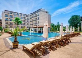 Three-room apartment with pool view in excellent complex. Photo 1