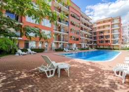 Студия с видом на бассейн в жилом комплексе. Фото 1