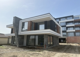 Двухэтажный дом в новом комплексе в Бургасе. Фото 1