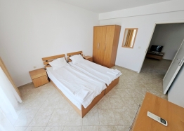 Duży, trzypokojowy apartament z widokiem na basen, w odległości spacerowej od morza. Zdjęcie 5