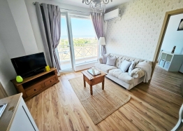 Beautiful three-room apartment in a huge complex. Photo 3
