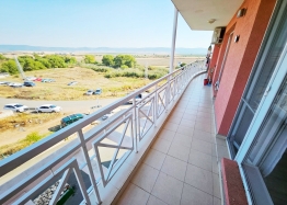 Beautiful three-room apartment in a huge complex. Photo 9