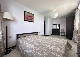 Prostorný třípokojový apartmán s úžasným výhledem na moře. Foto 6