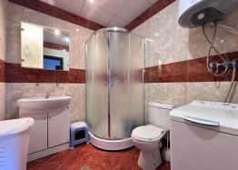 Prostorný třípokojový apartmán s úžasným výhledem na moře. Foto 16