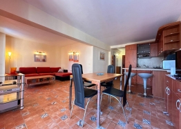 Geräumige Wohnung in einer kleinen Wohnanlage in exzellenter Lage. Foto 3