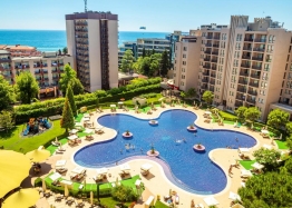 Dvoupokojový apartmán s krásným výhledem na bazén v luxusním komplexu. Foto 12