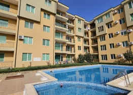 Dvoupokojový apartmán s výhledem na bazén v docházkové vzdálenosti od moře. Foto 1