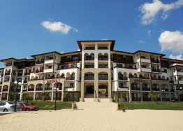 Wohnung in einem großen Komplex in erster Reihe. Foto 1