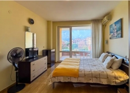 Apartament z widokiem na basen w dużym kompleksie. Zdjęcie 4