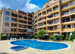 Spacious apartment with pool view. Photo 1