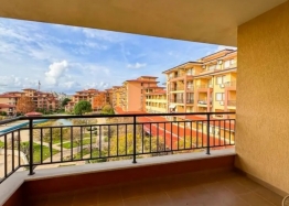 Apartament z widokiem na basen w dużym kompleksie. Zdjęcie 2