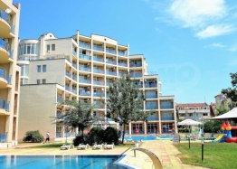 Large apartment with pool view. Photo 6