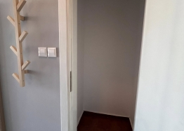 Studio z nowymi meblami i widokiem na basen. Zdjęcie 12