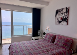 Stylish two-room apartment with a gorgeous sea view. Photo 5