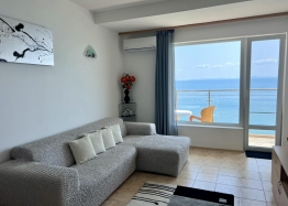 Stylish two-room apartment with a gorgeous sea view. Photo 11