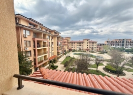 Apartment with a view of the large complex area. Photo 4