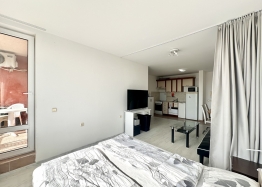 Krásný dvoupokojový apartmán s výhledem na bazén ve velkém známém komplexu. Foto 14