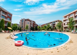 Two-room apartment with pool view in a large complex. Photo 20