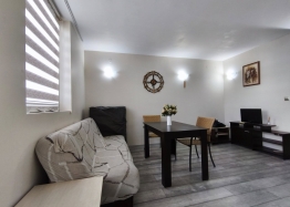 Eine gemütliche Wohnung mit neuen Möbeln. Foto 7