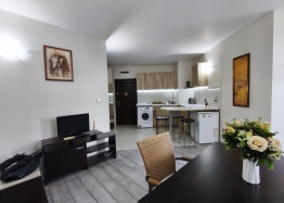 Eine gemütliche Wohnung mit neuen Möbeln. Foto 1