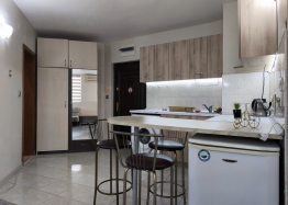 Eine gemütliche Wohnung mit neuen Möbeln. Foto 5