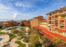 Apartament z widokiem na basen w dużym kompleksie. Zdjęcie 8