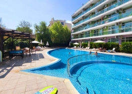 Apartment mit neuen Möbeln und Blick auf den Pool. Foto 1