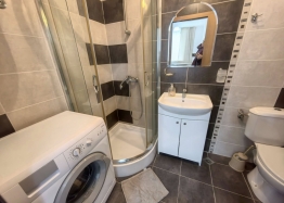 Apartment mit neuen Möbeln und Blick auf den Pool. Foto 17