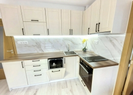 Apartment mit neuen Möbeln und Blick auf den Pool. Foto 3